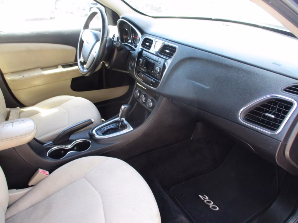 2014 Chrysler 200 Touring - Photo 10