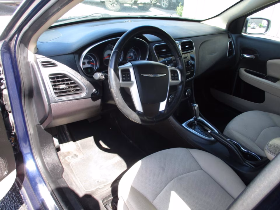 2014 Chrysler 200 Touring - Photo 9