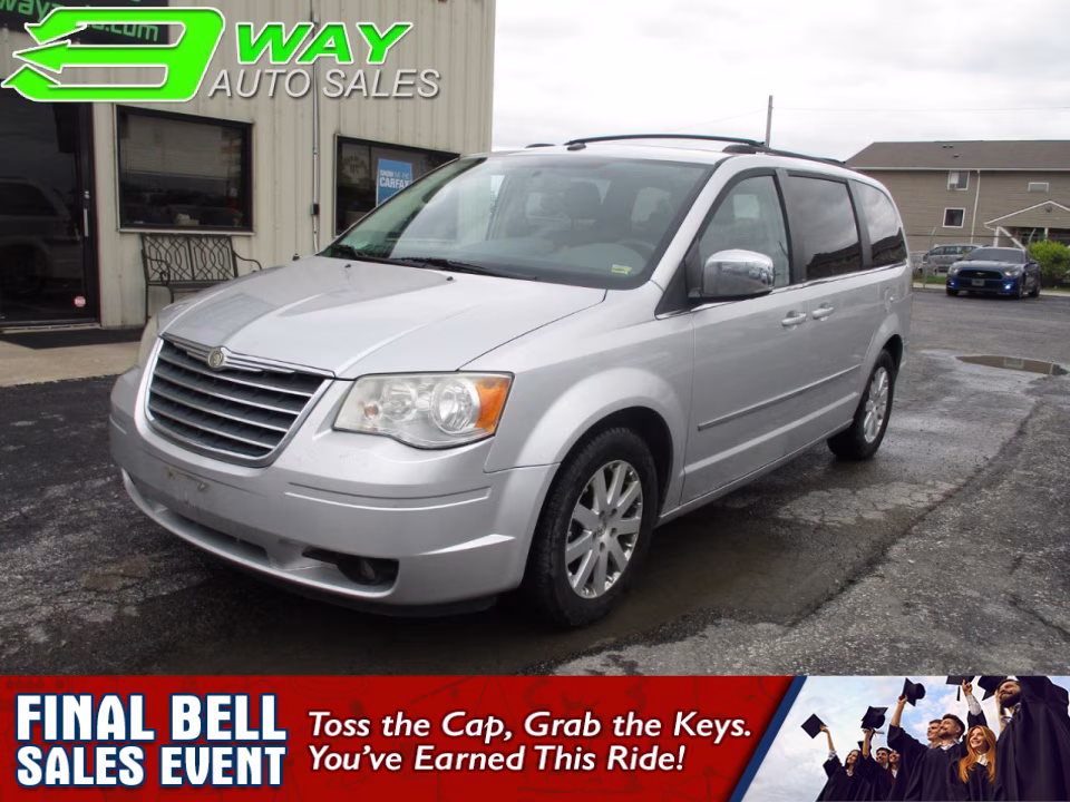 2010 Chrysler Town & Country Touring's photo