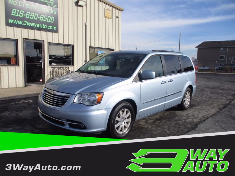 2016 Chrysler Town & Country Touring's photo