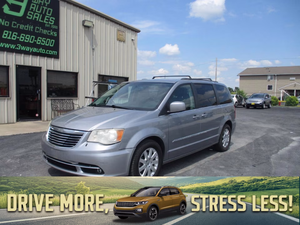 2013 Chrysler Town & Country Touring's photo