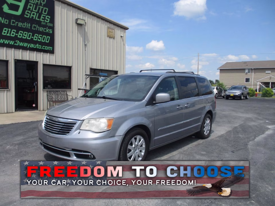 2013 Chrysler Town & Country Touring's photo