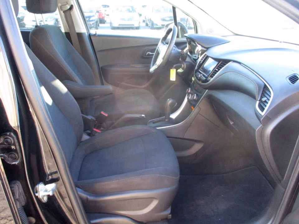 2020 Chevrolet Trax LS - Photo 11