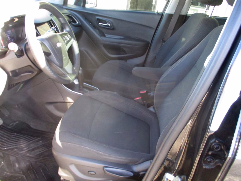 2020 Chevrolet Trax LS - Photo 10